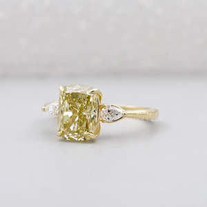 Anillo de compromiso de tres piedras con diamante amarillo de talla cojín certificado por IGI - Product Image 3