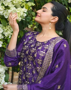 Costume brodé à col rond de Style mignon bohème avec broderie à séquence lavable Workk robe d'été longue tissée au genou Chinon - Product Image 4