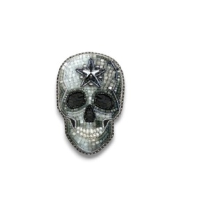 Broche bordado de calavera con cristal bordado a mano y broche de moda con cuentas de alambre de lingotes - Product Image 1