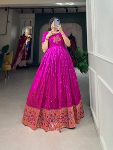 ชุด anarkali ที่ไม่ซ้ำกันเทศกาลที่สร้างขึ้นในผ้าไหมหรูหราด้วยการออกแบบลวดลายสีทองที่สามารถเข้าถึงได้ในราคาที่เหมาะสม - Product Image 3