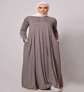 Elegante abaya gris y negra con paneles y detalles de botones. Estilo elegante disponible a precios de mayoreo. - Product Image 3