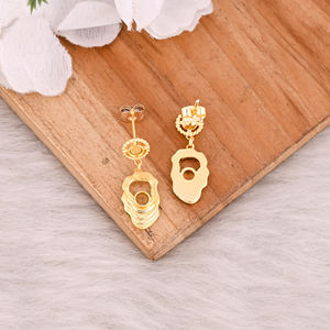 Boucles d'oreilles clous en laiton plaqué or avec logo personnalisé, bijoux de mariage sur mesure, commande en gros de haute qualité pour femmes - Product Image 4