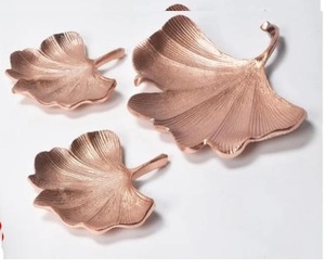 Bandeja DE SERVICIO DE PLUMAS chapada en fundición de aluminio para centros de mesa/bandeja de servicio de frutas secas decorativa de alta calidad - Product Image 1