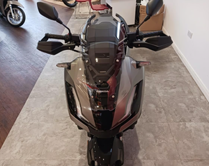 100 % REMISE Nouveau Scooter Moto Adv 350 2026 Disponible à la Vente - Product Image 3