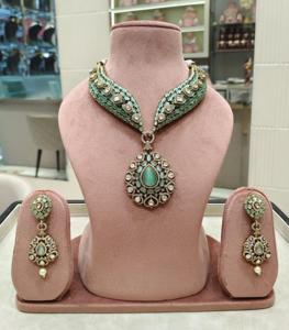 Collier Ethnique en Plaqué or Moissanite de Meilleure Qualité au Design Exclusif Parure de Boucles d'Oreilles pour Collection de Vêtements de Mariage pour Femmes - Product Image 2