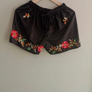 กางเกงขาสั้นเอวสูงปักลายดอกไม้พร้อมเชือกผูกปิดแบบไม่สมมาตรกางเกงผ้าใบสไตล์ระบายอากาศและมีสไตล์ - Product Image 1