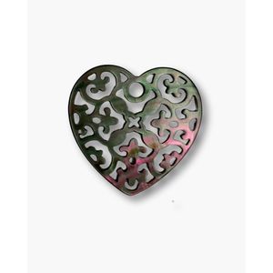 Adorno de Joyería con Filigrana de Corazón y Madreperla Negra - Product Image 1