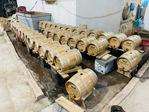 Baril en bois de chêne disponible pour l'âge du vin, le stockage et le traitement des boissons à usage commercial au Vietnam - Product Image 2
