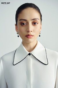 Camisa de manga larga con cuello de cuentas hecho a mano BLUSA DE CUELLO REDONDO EMERY 50% R. Poliéster 50% Poliéster Blusa Formal de mujer - Product Image 2