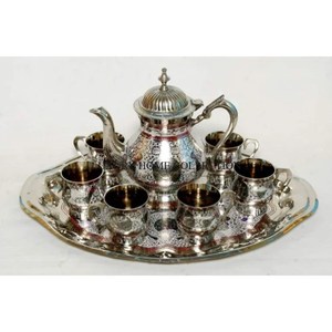 Tetera de latón pulido con un caño elegante y patrones florales intrincados perfectos para mejorar la estética de su mesa de comedor - Product Image 6