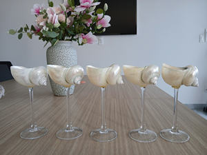 Verre à vin en coquille fait à la main avec un intérieur lisse et un extérieur en coquille naturelle pour la décoration et la vaisselle fonctionnelle - Product Image 2