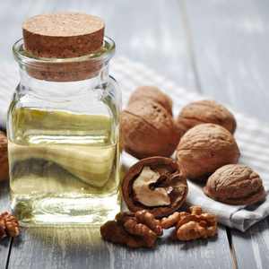 Huile de noix de Grenoble naturelle pressée à froid 100% pure de qualité supérieure pour la cuisine, les soins de la peau, les soins capillaires, les salades et la santé - Vente en gros - Product Image 3