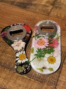 Abrebotellas funcional de resina y metal con detalles de resina coloridos adecuados para fiestas y eventos temáticos - Product Image 4