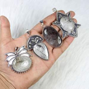 Collar plateado de diseñador con piedras preciosas de rutilo negro, abalorios colgantes de estilo a la moda con patrón de números de cristales - Product Image 1