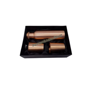 Botella de agua de cobre puro de diseño personalizado al por mayor con Juego de 2 vasos sin Bpa para beneficios de salud de Ayurveda a precio razonable - Product Image 1