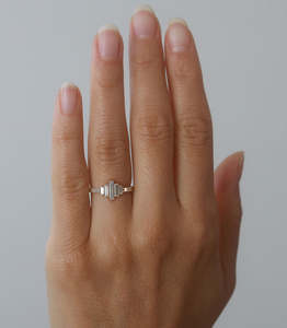 Bague en diamant de laboratoire taille baguette 1,20 CTW, taille étagée CVD, pour femme, avec pierre centrale en perle, idéale pour fiançailles, mariage ou anniversaire - Product Image 3