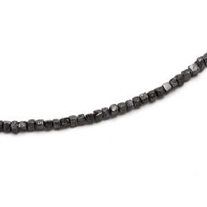 Collier de 16 pouces avec perles de diamant brut noir de 1,5 à 2,5 mm, forme cube fantaisie, motif géométrique - Product Image 2