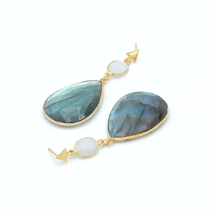 Boucles d'oreilles Dua en laiton plaqué or 18 carats faites à la main bijoux de mariage en pierre de lune arc-en-ciel et Labradorite - Product Image 4