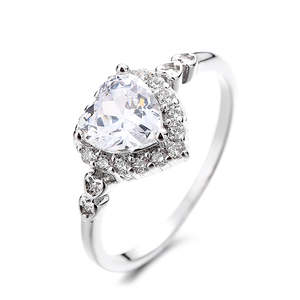 Anello di Fidanzamento in Argento Sterling a Forma di Cuore con Taglio Radiante, Romantico, con Cristalli Preciosa in Platino, Placcato Rodio, Tecnologia di Incastonatura - Product Image 1