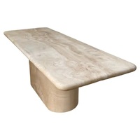 Table à manger en travertin de luxe avec des bords arrondis et une base en pierre solide, meuble moderne en travertin naturel