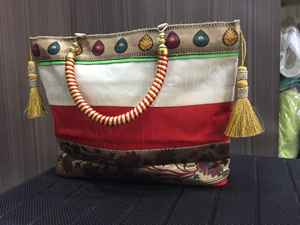 Fournisseur indien Sac à main en soie artisanale Accessoire élégant pour Sarees Lehengas & Salwar Suits d'Inde - Product Image 2