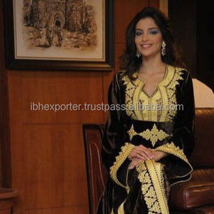 Caftan noir de mariée pour femmes saoudiennes avec broderie dorée et dentelle au look luxueux - Product Image 1