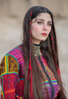 Veste longue en velours noir Kochiyaan Zarmeena avec dentelle superposée, broderie dorée, perles, boutons et manches cloche exagérées, coupe naturelle
