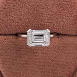 East West Emerald Cut Lab Creado Diamante Medio Bisel Anillo de compromiso, Anillo de diamante solitario único, Anillo de bodas de oro amarillo de 18 quilates - Product Image 2