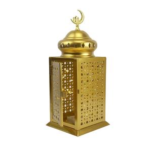 Lanterne de Ramadan en métal doré de qualité supérieure avec un dessus en forme de croissant de lune, design de panneau perforé, porte à charnières pour une décoration festive élégante à la maison - Product Image 2