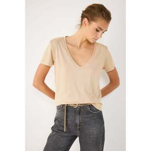 เสื้อยืดคอวีแบบเรียบหรู - Product Image 2