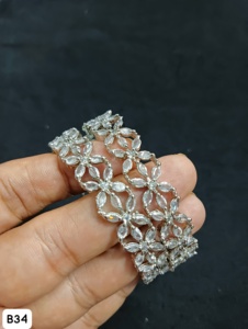 BRACELETS AMÉRICAINS DE STYLE CLASSIQUE EN DIAMANT BRACELETS PLAQUÉS ARGENT TRADITIONNELS ET À LA MODE ET ZIRCON CUBIQUE POUR FEMMES ET FILLES - Product Image 2