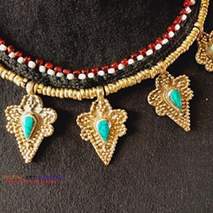 สร้อยคอโชคเกอร์ชนเผ่าคูชิแบบพรีเมี่ยมพร้อมด้ายหลากสีและรายละเอียดงานแฮนด์เมดเครื่องประดับอัฟกานิสถานแบบดั้งเดิมสำหรับผู้หญิงในงานเทศกาล - Product Image 3