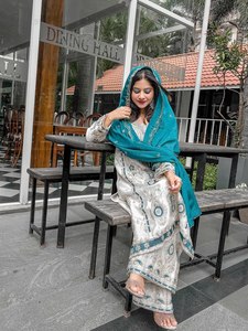 ชุดส่าหรีแบบอินเดีย-ปากีสถาน สไตล์บอลลีวูด ลำลอง หรูหรา เซ็กซี่ สีเหลือง พร้อมผ้าคลุมไหล่ ขายส่ง - Product Image 2