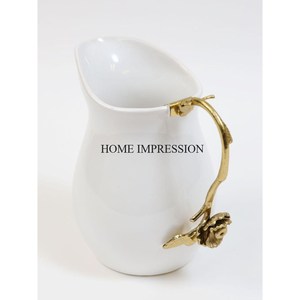 Metal de calidad de lujo recubierto de polvo de Color blanco con mango chapado en oro de diseñador atractivo Bar & Cafe Wine Pitcher Supplies - Product Image 3