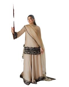 Ensemble salwar kameez en tissu de soie pure, au look simple et élégant, idéal pour les réceptions de fiançailles, les fêtes saisonnières et les mariages. - Product Image 1