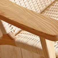 Fauteuil lounge en bois massif nordique avec assise en corde tressée, design scandinave pour hôtel, complexe hôtelier, réception et espace extérieur