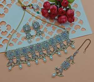 Ensemble de bijoux plaqué or kundan traditionnel indien de forme carrée et collier en cuivre avec ensemble de boucles d'oreilles Mangtika pour femmes - Product Image 4