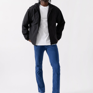 Blouson bomber noir à capuche pour homme, coupe-vent, fermeture éclair, décontracté, pour l'automne, coupe classique, extérieur en polyester, couleur unie - Product Image 4