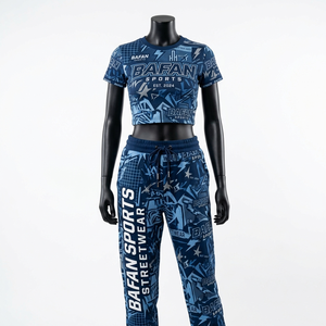 Ensemble haut court et pantalon de jogging en polyester et élasthanne premium 180 GSM, imprimé par sublimation bleu, logo personnalisé, vêtements de sport pour femmes - Product Image 1