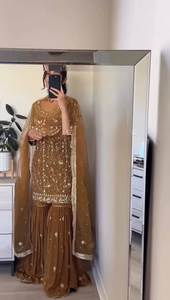 Ensemble haut et sharara de qualité supérieure, dernier modèle, pour mariage, en faux georgette, avec broderie de fils et de sequins, orné de perles, et dupatta en tulle. - Product Image 3