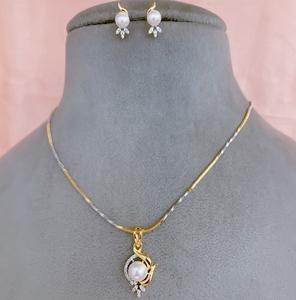 Exclusivo y Elegante Juego de Collar con Colgante y Aretes con Perlas en Acabado Dorado y Plateado para Mujer, Ideal para Fiestas - Product Image 1