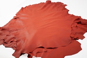 Cuero Vacuno Genuino Rojo Premium, Cuero Teñido con Acabado Liso para Bolsos, Zapatos, Prendas, Tapicería y Accesorios - Product Image 3