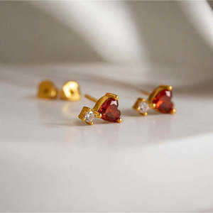 Clous de grenat coeur lapidé avec accent - Product Image 4