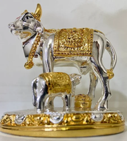Patung Sapi dengan Anak Sapi Berlapis Emas & Perak Buatan Tangan dari Resin, Bentuk Persegi Panjang Modern, Dekorasi Religius Kamdhenu