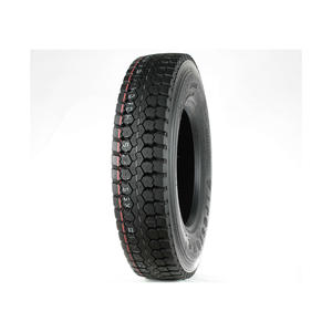 Neumáticos de coche nuevos y elegantes con banda de rodadura agresiva y aspecto moderno - Product Image 5