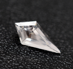 Losange de saphir blanc cultivé en laboratoire, taille AAA impeccable 14X7mm, pierre précieuse en vrac en forme de cerf-volant pour la fabrication de bijoux. - Product Image 1