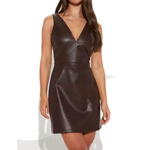 Robe en cuir tendance pour femme, coupe ajustée avec col rond, tenue décontractée moderne - Product Image 1
