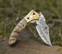 Couteau de poche pliant en acier damassé personnalisable OEM manche en bois fait à la main bouton poussoir Style lame Camping en plein air bas prix bricolage