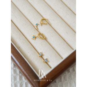 Pendientes de tuerca con diseño de trío de diamantes azules, chapados en oro de 14k, pequeños pendientes de flor de loto, pendientes delicados apilables, estilo moderno. - Product Image 1