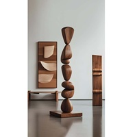 Grande sculpture en bois sur pied pour pièce de déclaration de salon qui reflète la créativité et l'art élégant